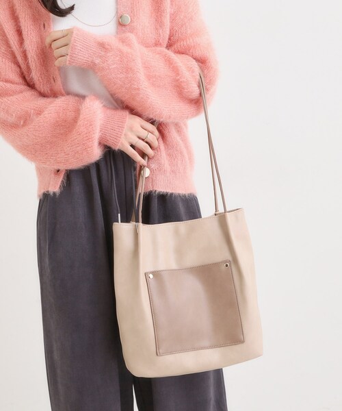 SHOO・LA・RUE（シューラルー）の「つや合皮つまみハンドルトートバッグ（トートバッグ・レディース・ブラック/ブルー/ベージュ系その他7/レッド系1/ブラウン系その他・00）」の3枚目の写真