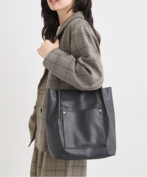 SHOO・LA・RUE（シューラルー）の「つや合皮つまみハンドルトートバッグ（トートバッグ・レディース・ブラック/ブルー/ベージュ系その他7/レッド系1/ブラウン系その他・00）」の6枚目の写真