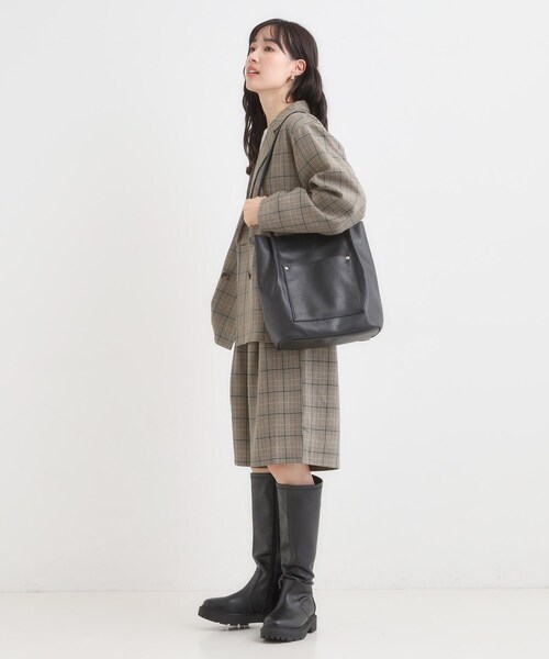 SHOO・LA・RUE（シューラルー）の「つや合皮つまみハンドルトートバッグ（トートバッグ・レディース・ブラック/ブルー/ベージュ系その他7/レッド系1/ブラウン系その他・00）」の7枚目の写真