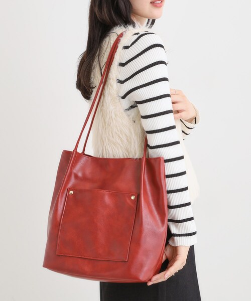 SHOO・LA・RUE（シューラルー）の「つや合皮つまみハンドルトートバッグ（トートバッグ・レディース・ブラック/ブルー/ベージュ系その他7/レッド系1/ブラウン系その他・00）」の8枚目の写真