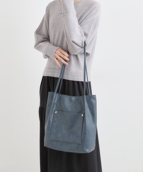 SHOO・LA・RUE（シューラルー）の「つや合皮つまみハンドルトートバッグ（トートバッグ・レディース・ブラック/ブルー/ベージュ系その他7/レッド系1/ブラウン系その他・00）」の10枚目の写真