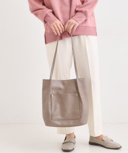 SHOO・LA・RUE（シューラルー）の「つや合皮つまみハンドルトートバッグ（トートバッグ・レディース・ブラック/ブルー/ベージュ系その他7/レッド系1/ブラウン系その他・00）」の14枚目の写真