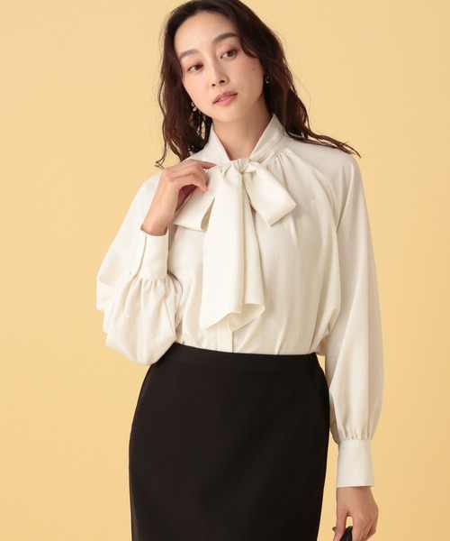 Elura（エルーラ）の「≪入卒/セレモニー/通勤≫ボウタイ2WAYブラウス/612479（シャツ/ブラウス・レディース・ホワイト/ネイビー・FREE）」の2枚目の写真