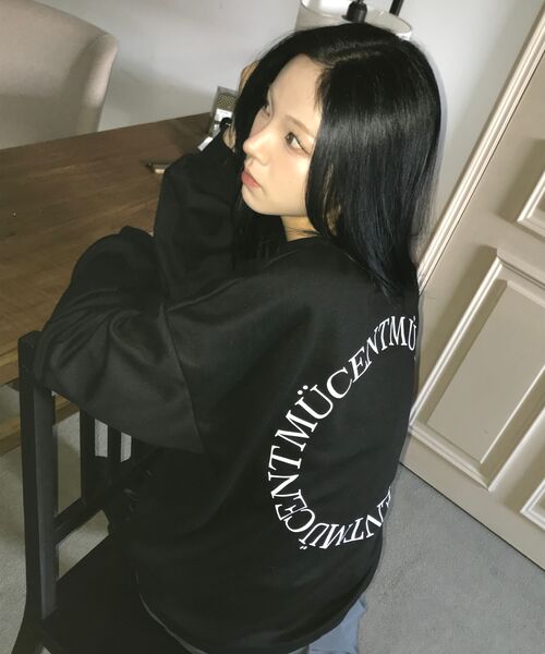 MUCENT(ムセント)の「シグネチャーバックラウンド円形ロゴルーズフィットロングスリーブスウェット男女共用(2カラー)(スウェット・レディース・ブラック/カーキ・MEDIUM/LARGE)」の14枚目の写真