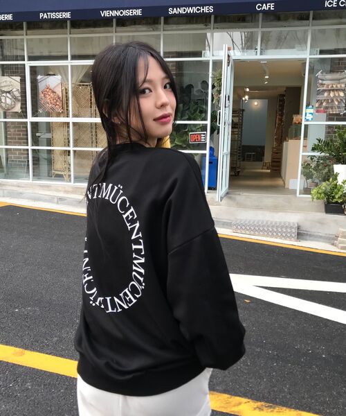 MUCENT(ムセント)の「シグネチャーバックラウンド円形ロゴルーズフィットロングスリーブスウェット男女共用(2カラー)(スウェット・レディース・ブラック/カーキ・MEDIUM/LARGE)」の15枚目の写真