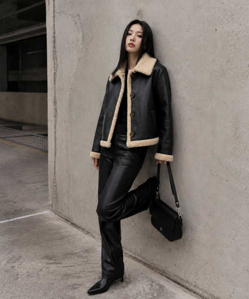 KOLEAT（コレット）の「WOMEN オーバーフィット マスタングフリースボタンジャケット Black_Beige [ボタンver.]（ムートンコート・レディース・ベージュ×ブラック・FREE）」の2枚目の写真