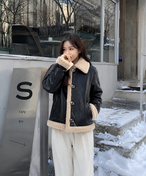 KOLEAT（コレット）の「WOMEN オーバーフィット マスタングフリースボタンジャケット Black_Beige [ボタンver.]（ムートンコート・レディース・ベージュ×ブラック・FREE）」の7枚目の写真