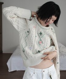 RUBATI（ルバティ）の「孫刺繍ヴィンテージフラワーケーブルニット_アイボリー（ニット/セーター）」