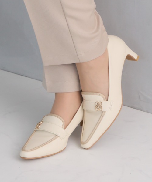 VIVIAN（ヴィヴィアン）の「履きごこちやみつき感激 スクエアトゥモノグラム5cmプレートヒールローファーパンプス（パンプス・レディース・ストーン/ブラック系その他3/ナチュラル・24/23.5/23/22.5/24.5）」の5枚目の写真