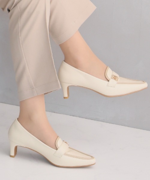 VIVIAN（ヴィヴィアン）の「履きごこちやみつき感激 スクエアトゥモノグラム5cmプレートヒールローファーパンプス（パンプス・レディース・ストーン/ブラック系その他3/ナチュラル・24/23.5/23/22.5/24.5）」の6枚目の写真