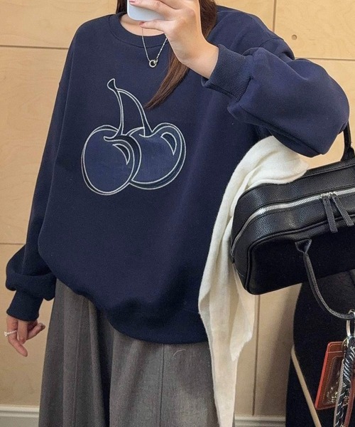 SHOUYO(ショウヨウ)の「大きめチェリープリント×ゆるスウェット(スウェット・レディース・ネイビー/グレー・M)」の2枚目の写真