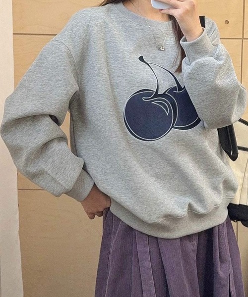 SHOUYO(ショウヨウ)の「大きめチェリープリント×ゆるスウェット(スウェット・レディース・ネイビー/グレー・M)」の1枚目の写真