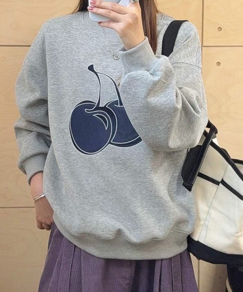 SHOUYO(ショウヨウ)の「大きめチェリープリント×ゆるスウェット(スウェット・レディース・ネイビー/グレー・M)」の18枚目の写真