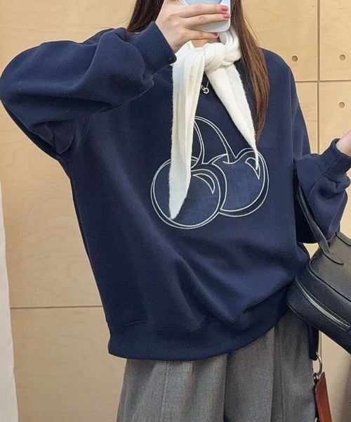 SHOUYO(ショウヨウ)の「大きめチェリープリント×ゆるスウェット(スウェット・レディース・ネイビー/グレー・M)」の9枚目の写真