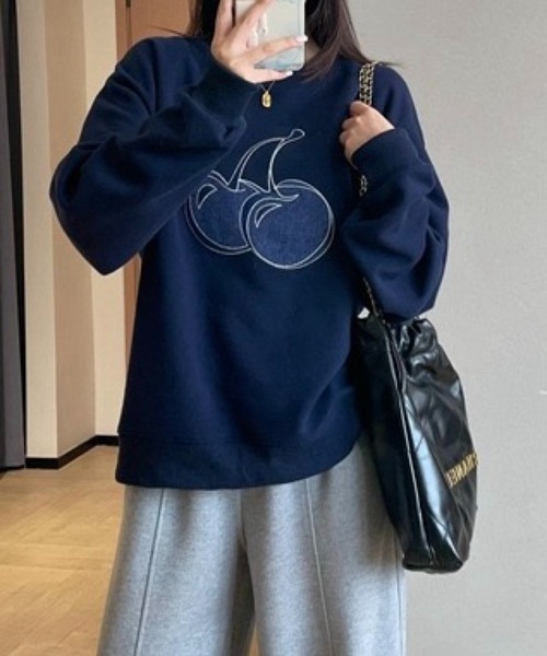 SHOUYO(ショウヨウ)の「大きめチェリープリント×ゆるスウェット(スウェット・レディース・ネイビー/グレー・M)」の7枚目の写真