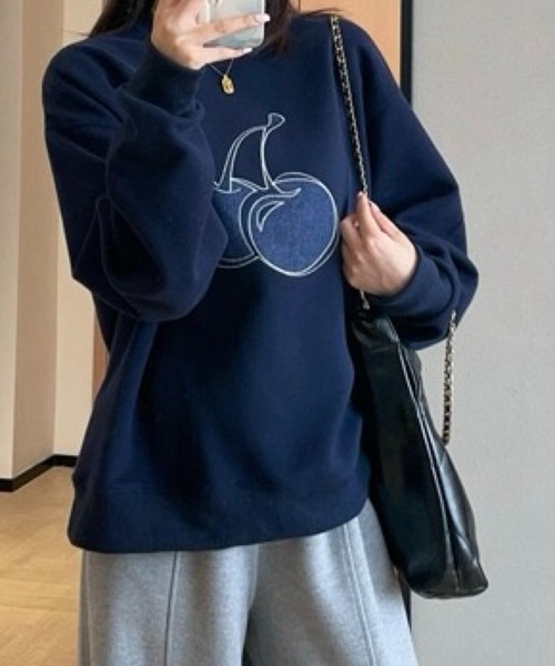 SHOUYO(ショウヨウ)の「大きめチェリープリント×ゆるスウェット(スウェット・レディース・ネイビー/グレー・M)」の6枚目の写真