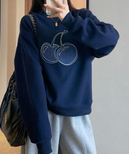 SHOUYO(ショウヨウ)の「大きめチェリープリント×ゆるスウェット(スウェット・レディース・ネイビー/グレー・M)」の5枚目の写真