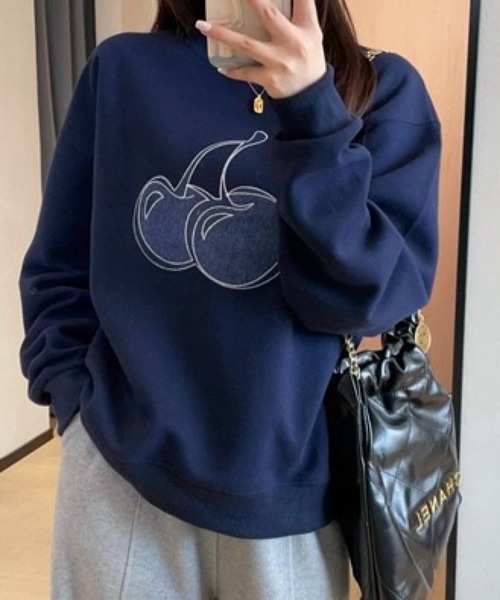 SHOUYO(ショウヨウ)の「大きめチェリープリント×ゆるスウェット(スウェット・レディース・ネイビー/グレー・M)」の4枚目の写真