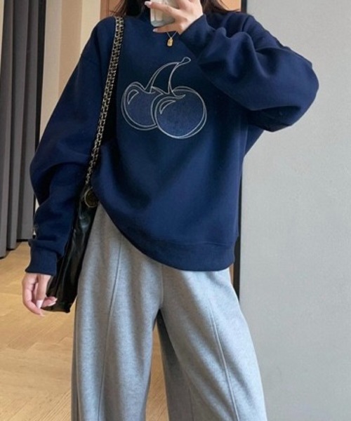 SHOUYO(ショウヨウ)の「大きめチェリープリント×ゆるスウェット(スウェット・レディース・ネイビー/グレー・M)」の3枚目の写真