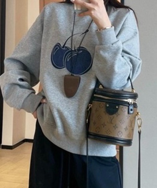 SHOUYO(ショウヨウ)の「大きめチェリープリント×ゆるスウェット(スウェット・レディース・ネイビー/グレー・M)」の15枚目の写真