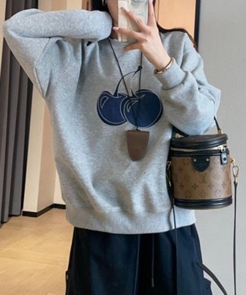 SHOUYO(ショウヨウ)の「大きめチェリープリント×ゆるスウェット(スウェット・レディース・ネイビー/グレー・M)」の14枚目の写真