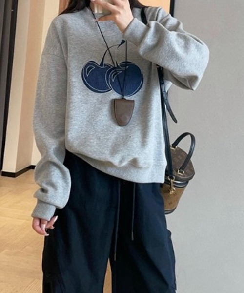 SHOUYO(ショウヨウ)の「大きめチェリープリント×ゆるスウェット(スウェット・レディース・ネイビー/グレー・M)」の13枚目の写真