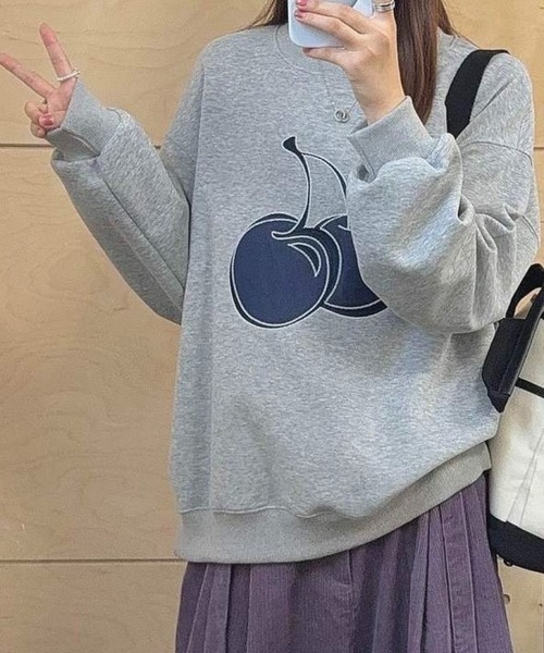 SHOUYO(ショウヨウ)の「大きめチェリープリント×ゆるスウェット(スウェット・レディース・ネイビー/グレー・M)」の11枚目の写真
