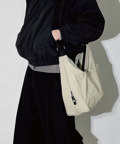 NOVIO(ノービオ)の「ミウバック オリーブベージュ L ショルダーバッグ&クロスバッグ(メッセンジャーバッグ・メンズ・その他・FREE)」の4枚目の写真