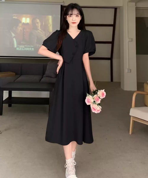 SHEPP(シープ)の「【26年春夏新作】アシンメトリーボタン Vネック パフスリーブAラインワンピース(ワンピース・レディース・ブラック/ピンク・L/M)」の3枚目の写真