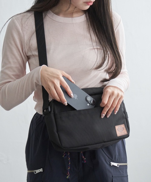 ikka(イッカ)の「Dickies ディッキーズ 撥水ショルダーバッグ(ショルダーバッグ・メンズ・ブラック/ベージュ/チャコール・FREE)」の1枚目の写真