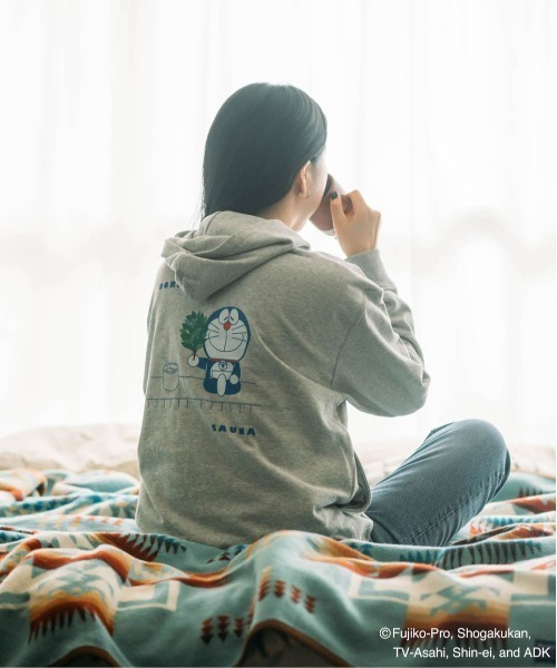 TETERA(テテラ)の「【RES】【TETERA×ドラえもん】UNISEX KIDS PULL SAUNA PARKA / ドラえもんプリント シャイニー加工 プルオーバー パーカー tete22-014,tete22-014-k(パーカー・レディース・グレー・XL)」の1枚目の写真