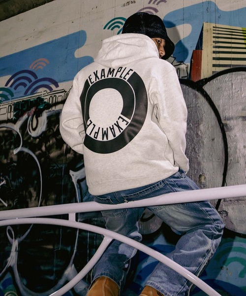 EXAMPLE(エグザンプル)の「EXAMPLE ROUND LOGO HOODIE(パーカー・メンズ・ネイビー/ブラック/アッシュ・XXL/XL/L/M)」の5枚目の写真