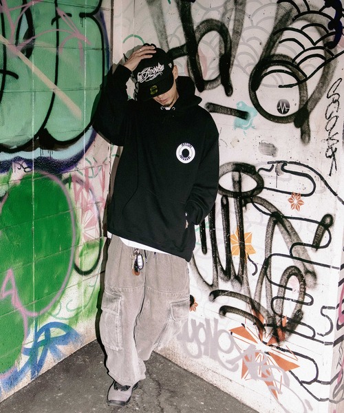 EXAMPLE(エグザンプル)の「EXAMPLE ROUND LOGO HOODIE(パーカー・メンズ・ネイビー/ブラック/アッシュ・XXL/XL/L/M)」の8枚目の写真