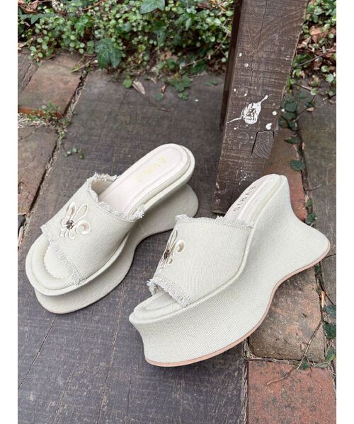 EVRIS(エヴリス)の「厚底フリンジズタッズサンダル(サンダル・レディース・ブラック/ピンク/ベージュ・SMALL/LARGE/MEDIUM)」の2枚目の写真