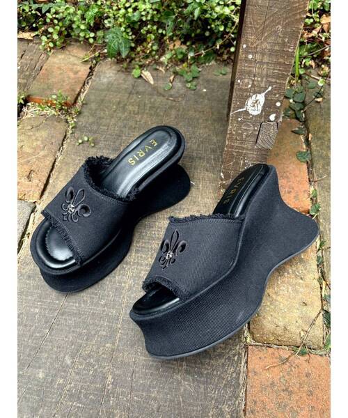 EVRIS(エヴリス)の「厚底フリンジズタッズサンダル(サンダル・レディース・ブラック/ピンク/ベージュ・SMALL/LARGE/MEDIUM)」の1枚目の写真