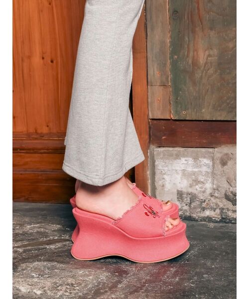 EVRIS(エヴリス)の「厚底フリンジズタッズサンダル(サンダル・レディース・ブラック/ピンク/ベージュ・SMALL/LARGE/MEDIUM)」の5枚目の写真