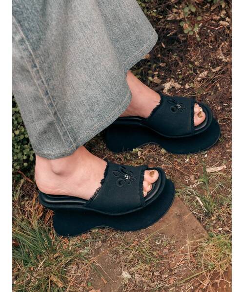 EVRIS(エヴリス)の「厚底フリンジズタッズサンダル(サンダル・レディース・ブラック/ピンク/ベージュ・SMALL/LARGE/MEDIUM)」の8枚目の写真