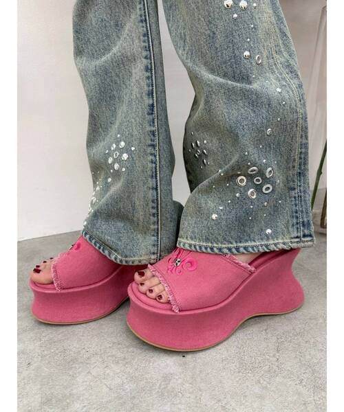 EVRIS(エヴリス)の「厚底フリンジズタッズサンダル(サンダル・レディース・ブラック/ピンク/ベージュ・SMALL/LARGE/MEDIUM)」の13枚目の写真