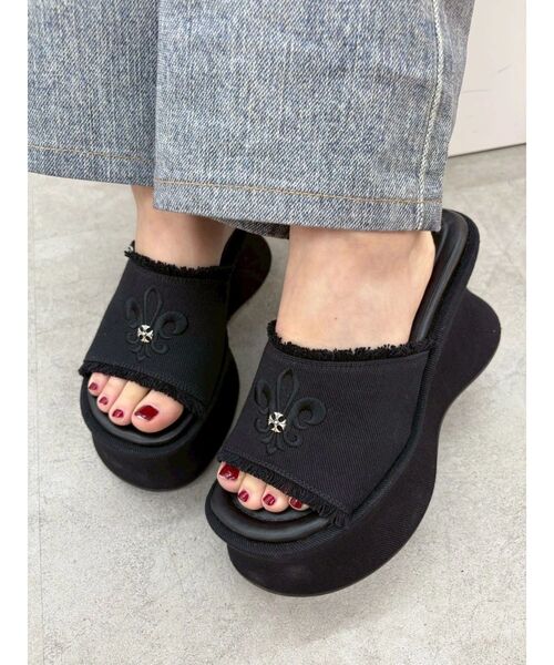 EVRIS(エヴリス)の「厚底フリンジズタッズサンダル(サンダル・レディース・ブラック/ピンク/ベージュ・SMALL/LARGE/MEDIUM)」の16枚目の写真