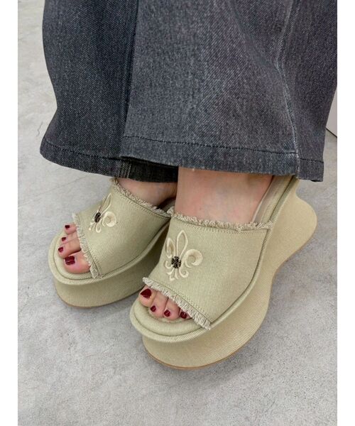 EVRIS(エヴリス)の「厚底フリンジズタッズサンダル(サンダル・レディース・ブラック/ピンク/ベージュ・SMALL/LARGE/MEDIUM)」の19枚目の写真