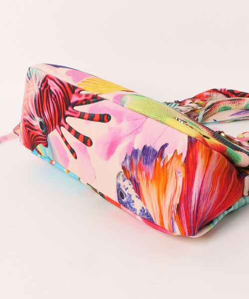 Desigual（デシグアル）の「Desigual × Christian Lacroix｜マルチカラープリントミディアムショルダーバッグ（ショルダーバッグ・レディース・レッド・FREE）」の2枚目の写真