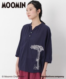 SUPER HAKKA（スーパーハッカ）の「コットンボイルワッシャー『ムーミン谷の夏まつり』刺繍スキッパーブラウス（シャツ/ブラウス）」