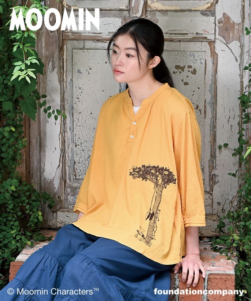 SUPER HAKKA（スーパーハッカ）の「コットンボイルワッシャー『ムーミン谷の夏まつり』刺繍スキッパーブラウス（シャツ/ブラウス・レディース・オフホワイト/イエロー/ネイビー・FREE）」の3枚目の写真