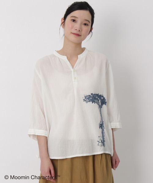 SUPER HAKKA（スーパーハッカ）の「コットンボイルワッシャー『ムーミン谷の夏まつり』刺繍スキッパーブラウス（シャツ/ブラウス・レディース・オフホワイト/イエロー/ネイビー・FREE）」の8枚目の写真