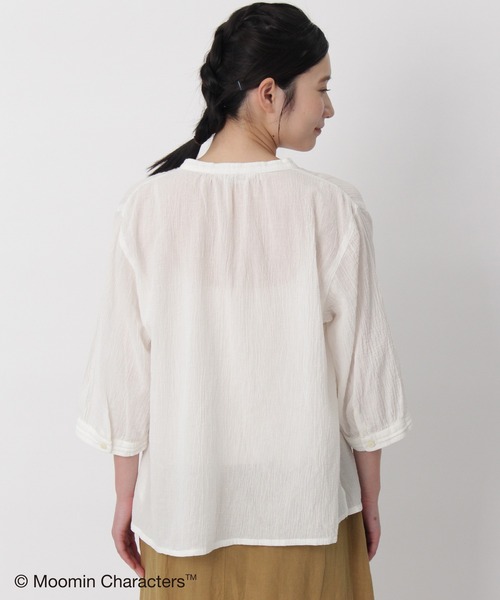 SUPER HAKKA（スーパーハッカ）の「コットンボイルワッシャー『ムーミン谷の夏まつり』刺繍スキッパーブラウス（シャツ/ブラウス・レディース・オフホワイト/イエロー/ネイビー・FREE）」の9枚目の写真