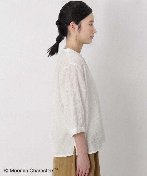 SUPER HAKKA（スーパーハッカ）の「コットンボイルワッシャー『ムーミン谷の夏まつり』刺繍スキッパーブラウス（シャツ/ブラウス・レディース・オフホワイト/イエロー/ネイビー・FREE）」の10枚目の写真