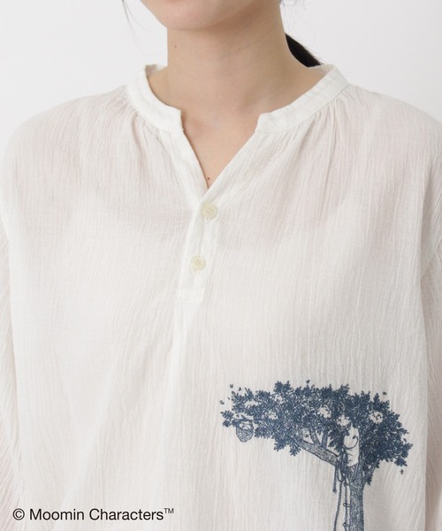 SUPER HAKKA（スーパーハッカ）の「コットンボイルワッシャー『ムーミン谷の夏まつり』刺繍スキッパーブラウス（シャツ/ブラウス・レディース・オフホワイト/イエロー/ネイビー・FREE）」の11枚目の写真