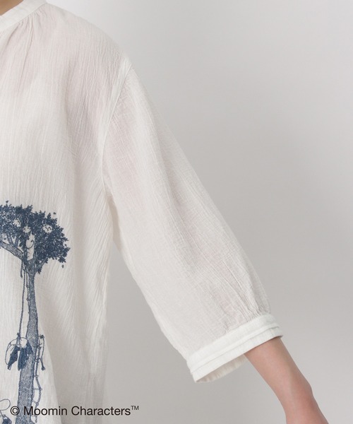 SUPER HAKKA（スーパーハッカ）の「コットンボイルワッシャー『ムーミン谷の夏まつり』刺繍スキッパーブラウス（シャツ/ブラウス・レディース・オフホワイト/イエロー/ネイビー・FREE）」の12枚目の写真