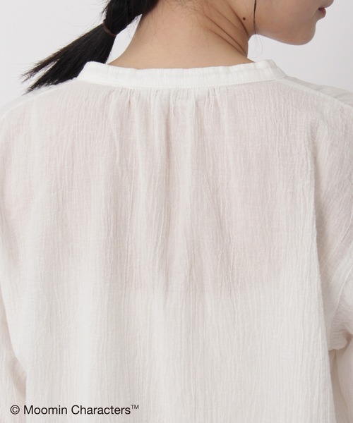 SUPER HAKKA（スーパーハッカ）の「コットンボイルワッシャー『ムーミン谷の夏まつり』刺繍スキッパーブラウス（シャツ/ブラウス・レディース・オフホワイト/イエロー/ネイビー・FREE）」の13枚目の写真