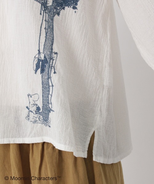 SUPER HAKKA（スーパーハッカ）の「コットンボイルワッシャー『ムーミン谷の夏まつり』刺繍スキッパーブラウス（シャツ/ブラウス・レディース・オフホワイト/イエロー/ネイビー・FREE）」の14枚目の写真